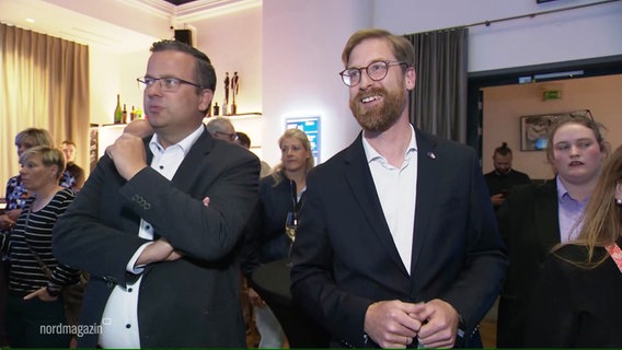 CDU Politiker freuen sich auf einer Wahlparty über das Abschneiden ihrer Partei. © Screenshot 