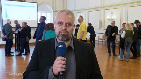Reporter Sebastian Giebel ist live aus Wismar zugeschaltet. © Screenshot 