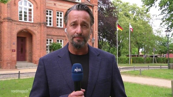 NDR Reporter Stefan Tinius-Weidig ist live aus Dargun zugeschaltet. © Screenshot 