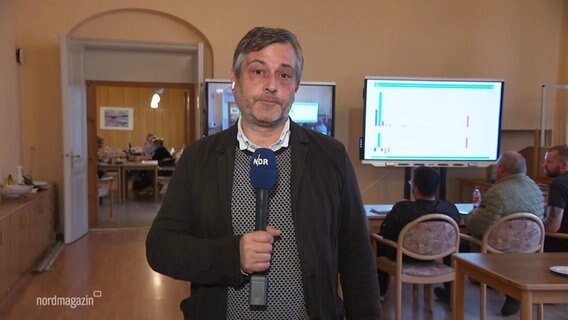 NDR Reporter Matthes Klemme ist live aus Anklam zugeschaltet. © Screenshot 