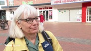 Eine Frau wird in Niendorf auf der Straße interviewt. © Screenshot 