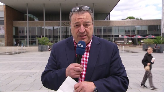 NDR Reporter Frank Schwarz in Neubrandenburg © Screenshot 