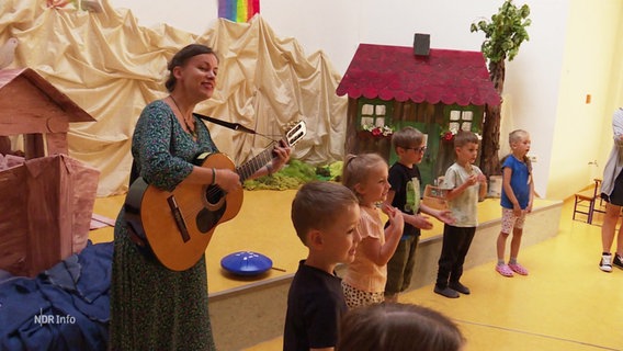 In einem deutsch-polnischen Kindergarten wird zweisprachig musiziert und erzogen. © Screenshot 
