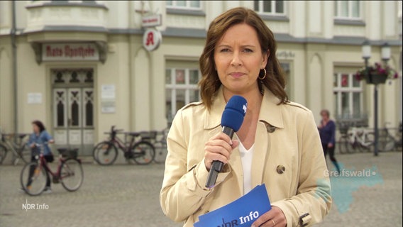 Die Moderatorin Romy Hiller in Greifswald © Screenshot 