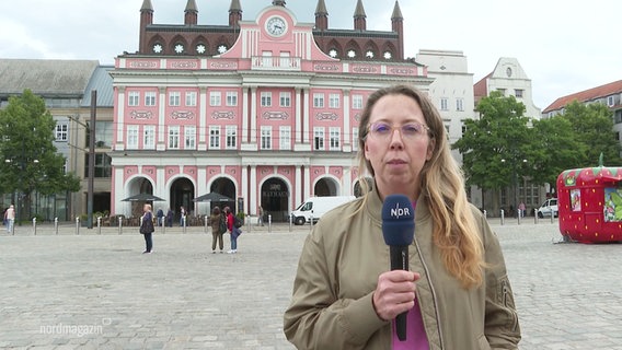 NDR Reporterin Juliane Schultz berichet vor dem Rostocker Rathaus. © Screenshot 