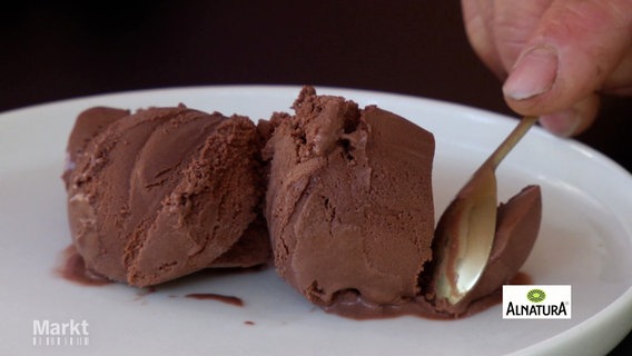 Schokoladeneis auf einem Teller © Screenshot 
