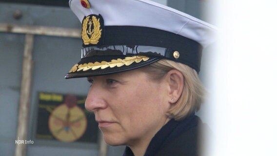 Fregattenkapitän Bianca Seifert bei der Arbeit. Sie trägt Uniform und hat ihre kurzen blonden Haareinter die Ohren gesteckt. © Screenshot 