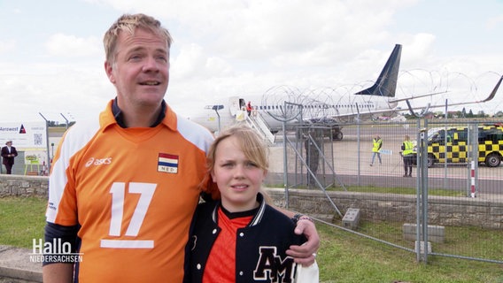 Zwei Fußballfans der Niederlande am Flughafen. © Screenshot 
