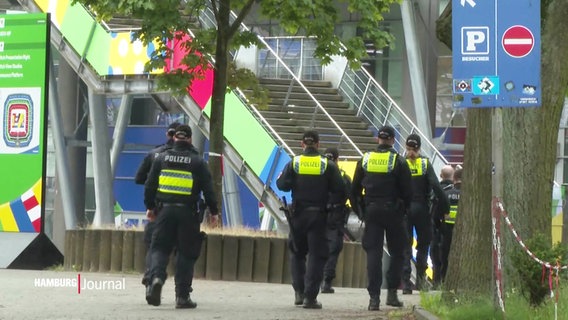 Polizisten bei einer Durchsuchung des Volksparkstadions vor der EM. © Screenshot 
