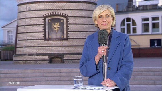 Susanne Stichler moderiert. © Screenshot 