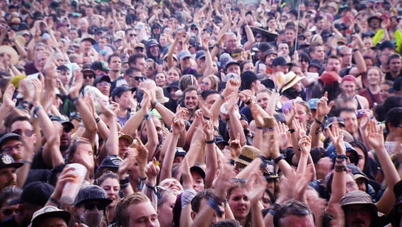 Eine große Menschenmenge von Konzertbesuchern beim Hurricane Festival. © Screenshot 