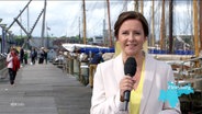 Romy Hiller moderiert draußen am Flensburger Hafenkai. © Screenshot 