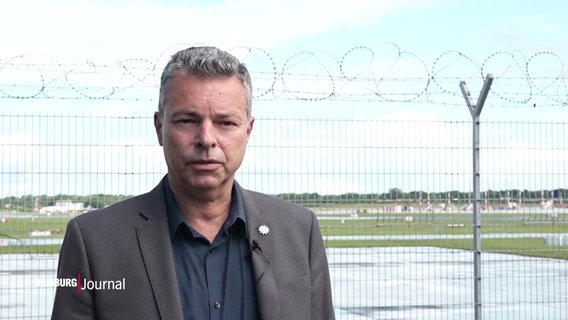 Holger Niens von der Gewerkschaft der Polizei äußert sich zu den Sicherungsmaßnahmen am hamburger Flughafen. © Screenshot 