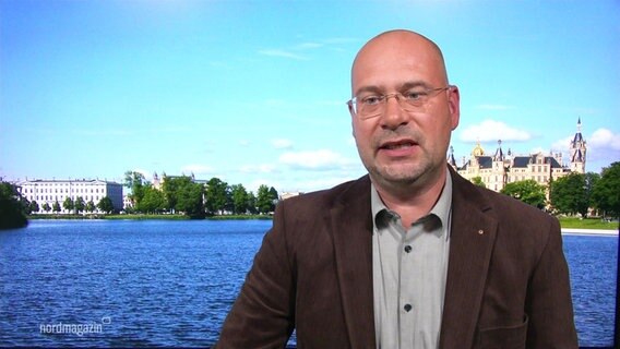 NDR Reporter Christoph Kümmritz im Gespräch. © Screenshot 