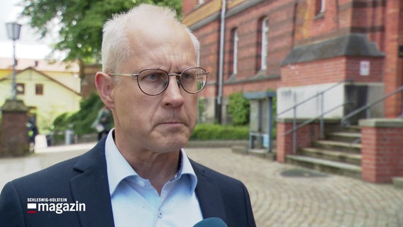 Oberstaatsanwalt Thorkild Petersen-Thrö äußert sich zu den Ermittlungen rund um den Einbruch mit Todesfolge bei einem älteren Ehepaar. © Screenshot 