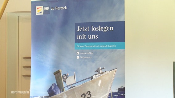 Ein Plakat mit der Aufschrift "Jetzt loslegen mit uns". Es ist ein Schiff abgebildet, blauer Himmel und das Logo der IHK Rostock. © Screenshot 