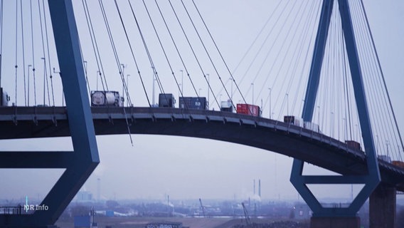 Die Köhlbrandbrücke in Hamburg verbindet Nord- und Südufer der Elbe. © Screenshot 
