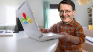 Gesundheitsminister Karl Lauterbach vor dem Laptop. (extra 3 vom 13.06.2024 im Ersten) © NDR 