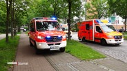 Mehrere Rettungswagen parken in der Nähe der Stadtteilschule Mümmelmannsberg. © Screenshot 
