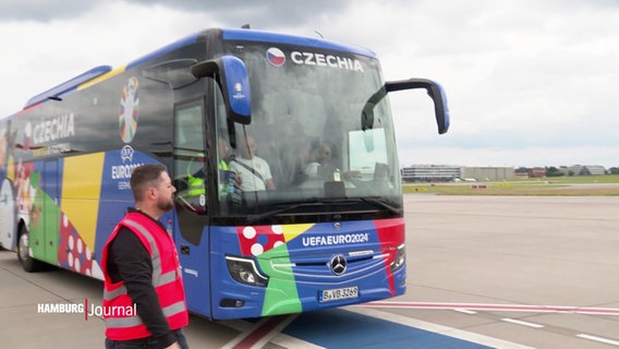 Der Bus des tschechischen Nationalteams rollt an. © Screenshot 