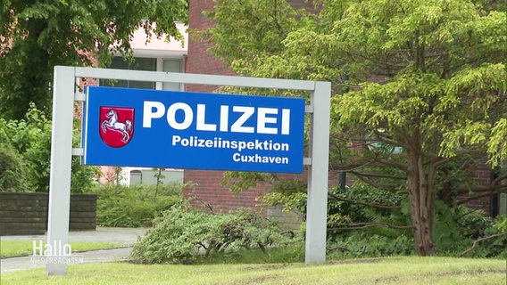 Das Schild der Polizeiinspektion Cuxhaven © Screenshot 