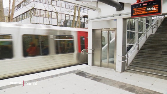 An einer U-Bahn Station fährt ein Zug ein. © Screenshot 