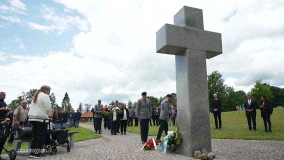 Ein Kreuz an einer Kriegsgräberstätte in Stare Czarnowo © Screenshot 