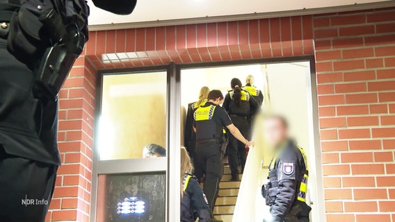 Polizisten stehen im Treppenhaus in der Wolliner Straße in Hamburg-Rahlstedt © Screenshot 