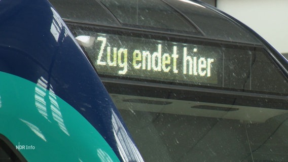 Eine Leuchtschrift an einem Zug: "Zug endet hier" © Screenshot 
