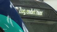Eine Leuchtschrift an einem Zug: "Zug endet hier" © Screenshot 