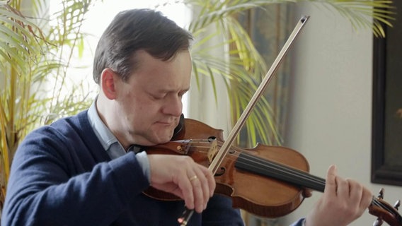 Ein Mann spielt Geige. © Screenshot 