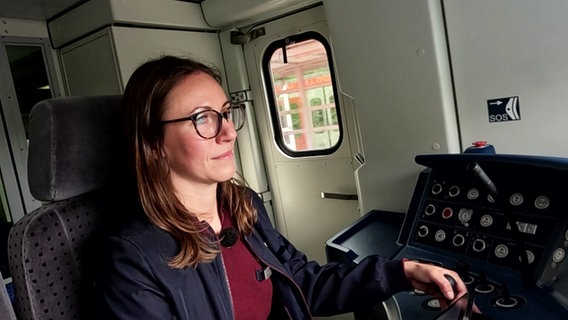 Eine junge Frau sitzt im Cockpit einer S-Bahn. © Screenshot 