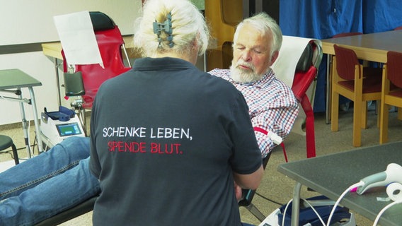 Traugott Böhlke beim Blutspenden. © Screenshot 