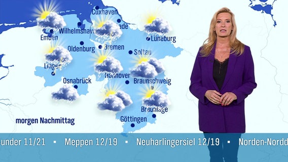 Claudia Kleinert steht vor einer Karte, die das Wetter Niedersachsens zeigt. © Screenshot 