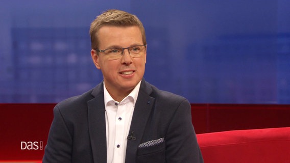Tobias Rusteberg  zu Gast bei DAS! auf dem Roten Sofa. © Screenshot 
