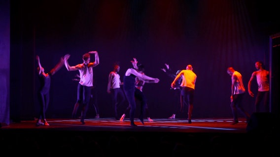 Tänzer performen auf der Bühne des St. Pauli Theaters. © Screenshot 