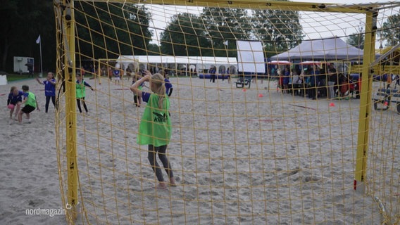 Kinder spielen im Sand Handball. © Screenshot 