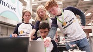 Vier Jugendliche sind um einen Laptop versammelt. Vor ihnen steht außerdem ein Lego-Roboter. Sie tragen Trikots mit der Aufschrift "Europe Championship 2024". © Screenshot 
