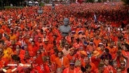 ein Meer aus in Orange gekleideten holländischen Fußballfans © Screenshot 