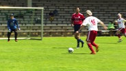 Eine Spielszene der Ü60-Mannschaftenauf dem Fußballplatz: Ein Stürmer nähert sich dem Tor und ist kurz davor, zu schießen. © Screenshot 