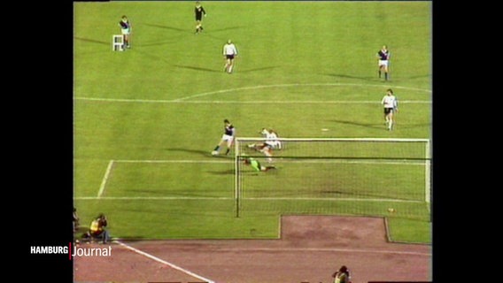 Beim WM-Spiel 1974 der DDR gegen die BRD schießt Jürgen Sparwasser aufs Tor © Screenshot 