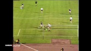 Beim WM-Spiel 1974 der DDR gegen die BRD schießt Jürgen Sparwasser aufs Tor © Screenshot 