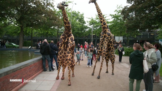Zwei als Giraffen kostümierte Menschen in Hagenbecks Tierpark © Screenshot 