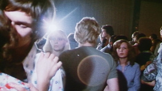 Videomaterial aus den 70er Jahren zeigt junge Menschen auf einer Tanzfläche. © Screenshot 