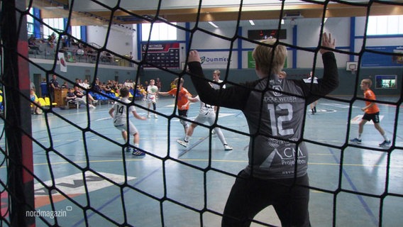 Blick von hinter dem Torhüter auf ein Jugend-Handballspiel. © Screenshot 