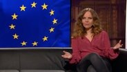 Sarah Bosetti neben der Europäischen Flagge. (extra 3 vom 13.06.2024 im Ersten) © NDR 