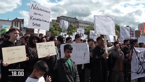 Eine Gruppe von Menschen demonstriert für die Einführung eines Kalifats in Deutschland. © Screenshot 