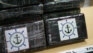 Die verpackten Kokainpakete am Hamburger Hafen © Screenshot 