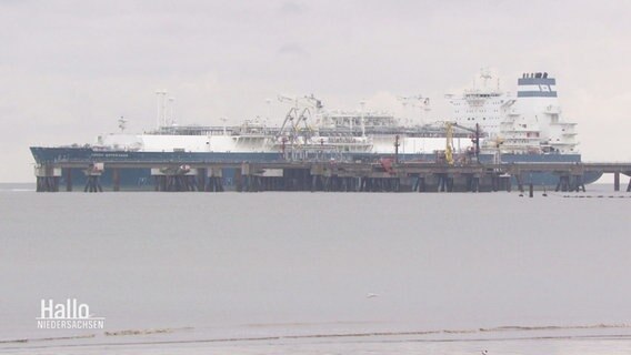 Das LNG-Terminal-Schiff "Höegh Esperanza" liegt vor der Küste Wangerlands. © Screenshot 