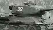 Ein sowjetischer Panzer bei der Niederschlagung des Aufstandes vom 17. Juni 1953 in der DDR. © Screenshot 